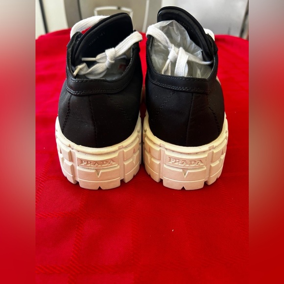 Prada - Picture 4 of 16